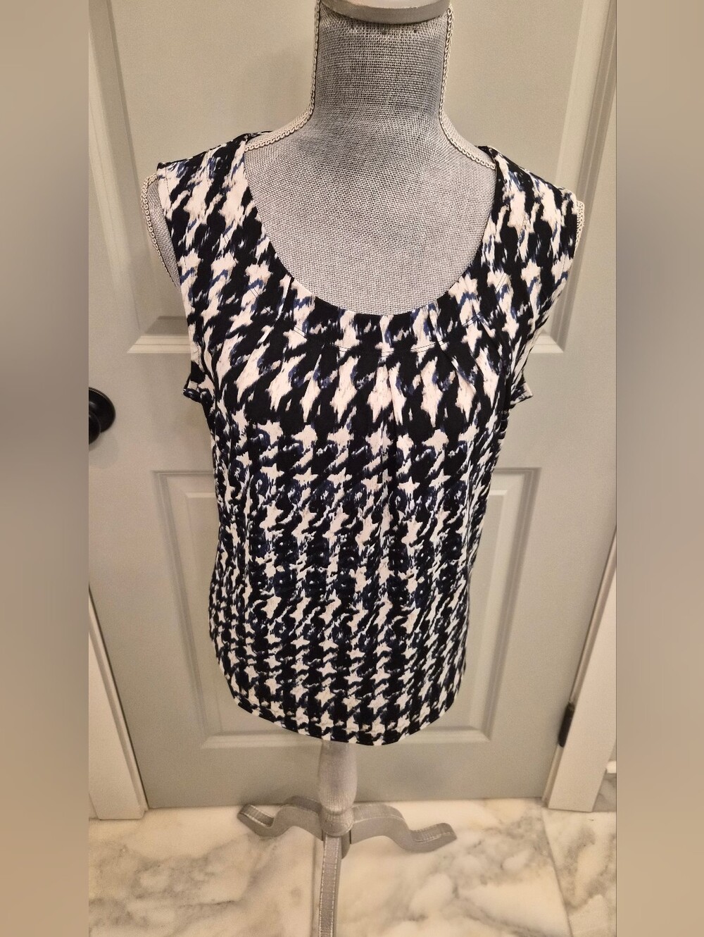 Kasper Black & White Patterned Scoop Neck Tank Size Medium